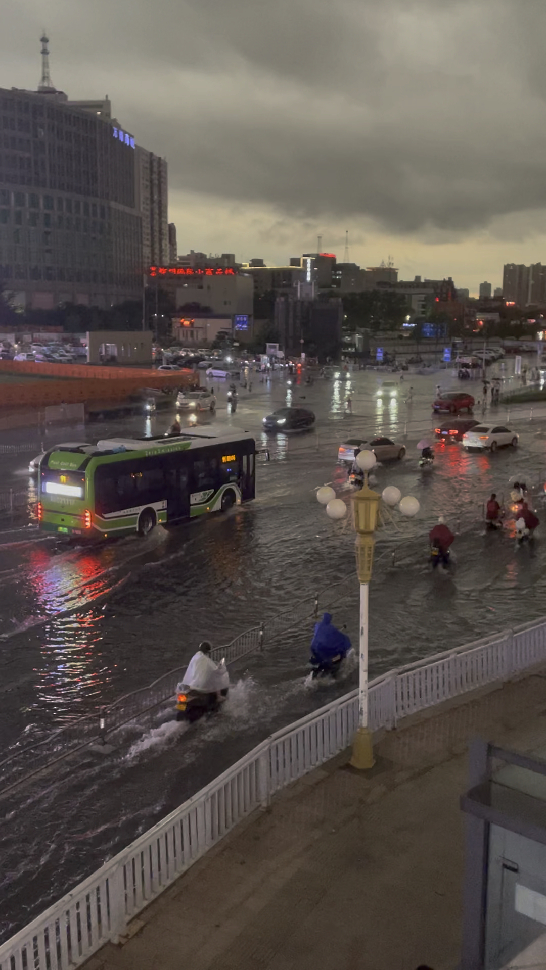 郑州暴雨持续积水,二七广场已经变成河流,车辆冒雨前行真不好走
