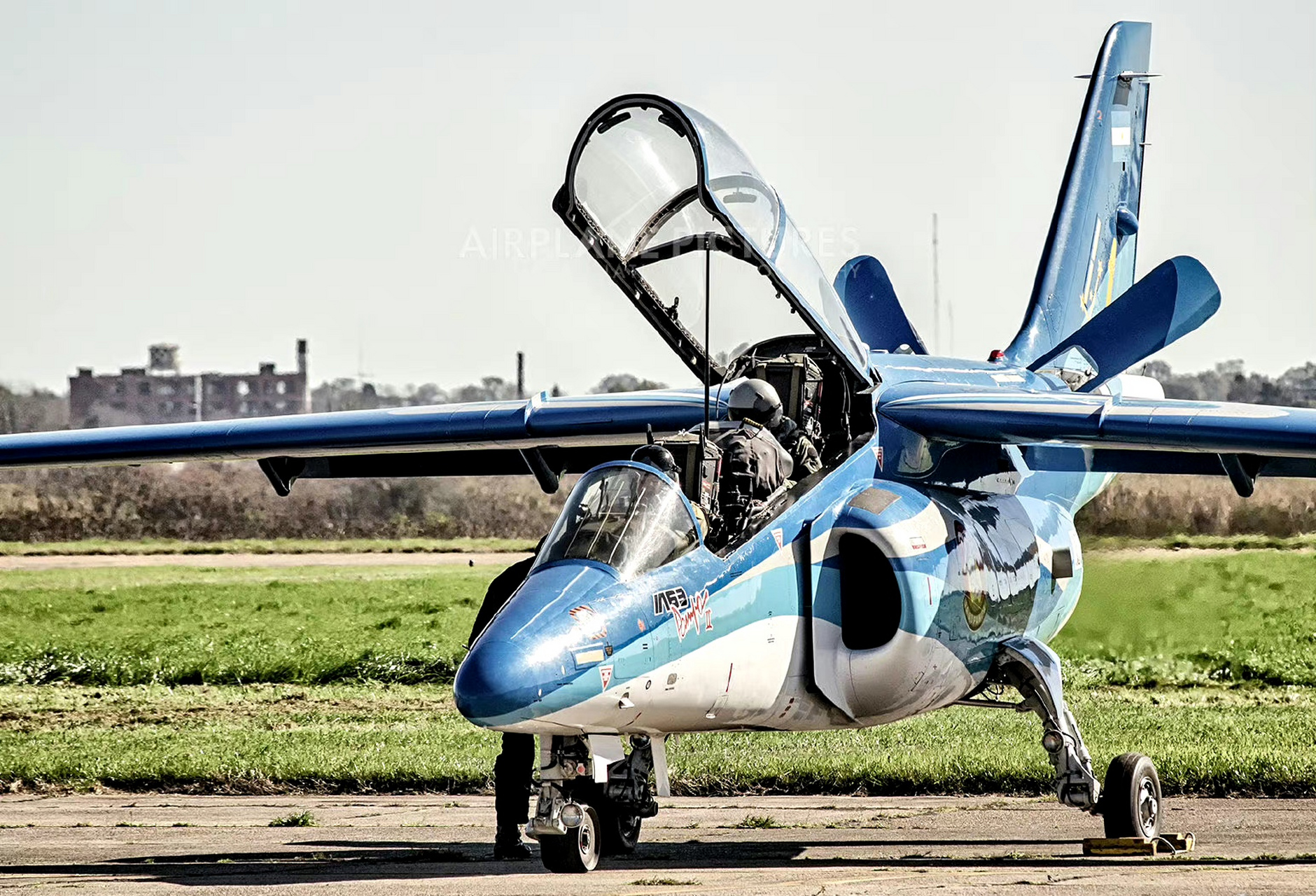 战机欣赏:阿根廷空军装备的ia-63潘帕轻型攻击机,该机采用双座单发上