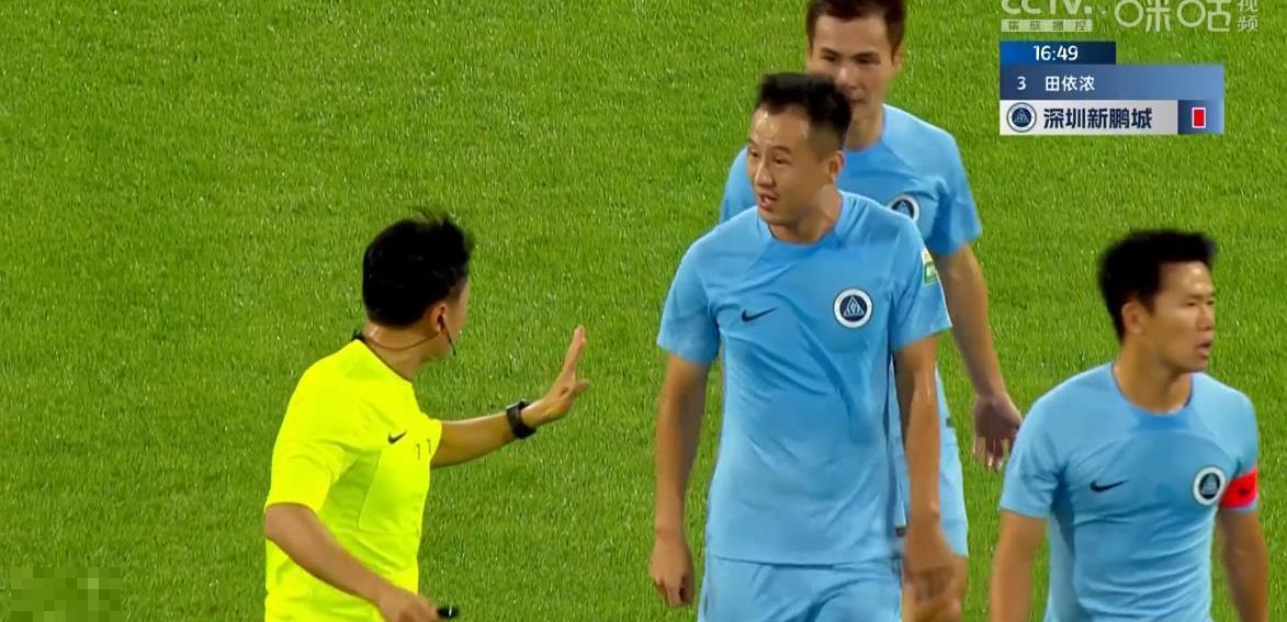 11分钟2张红牌!中超升班马球员蹬踏后又拳击,主帅气得怒摔水