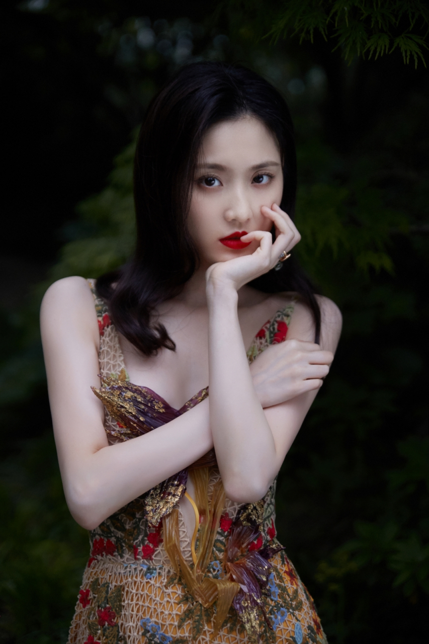 魅力全开,张慧雯吊带连衣裙时尚写真,性感妩媚与婀娜身姿交相辉映