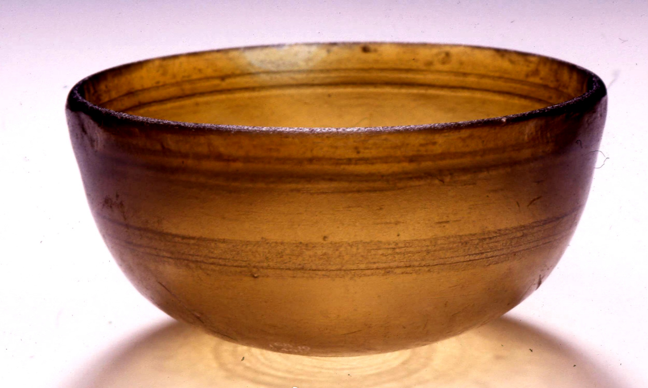 大英博物馆收藏的古希腊玻璃碗,出自希腊爱奥尼亚群岛中的科孚岛,口沿