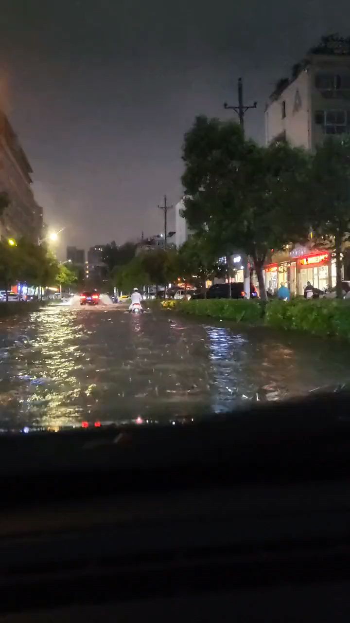 郑州下雨图片图片