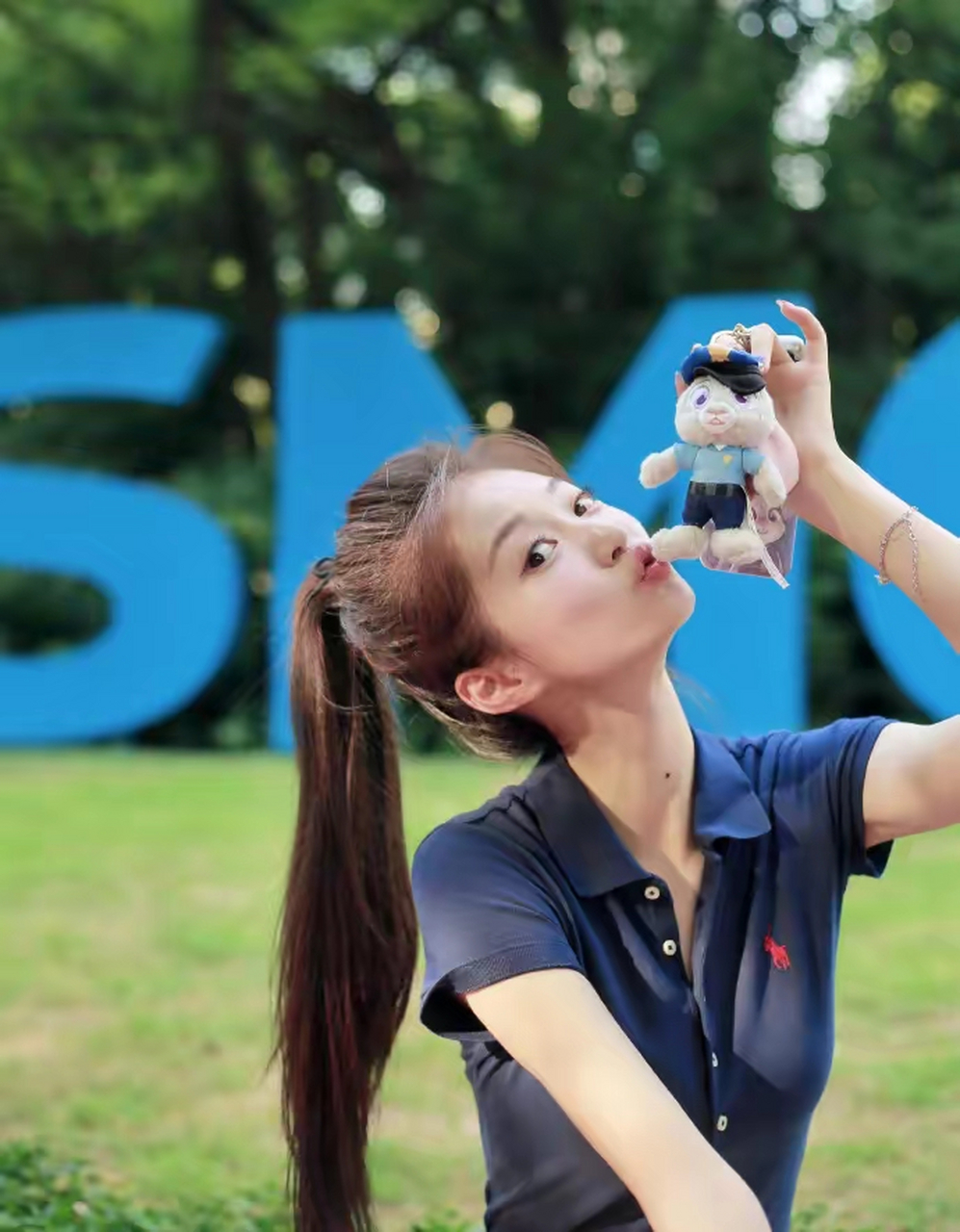 再次被冯琳惊艳到了,一袭灰蓝t恤搭百褶裙,扎高马尾,青春洋溢  冯琳晒