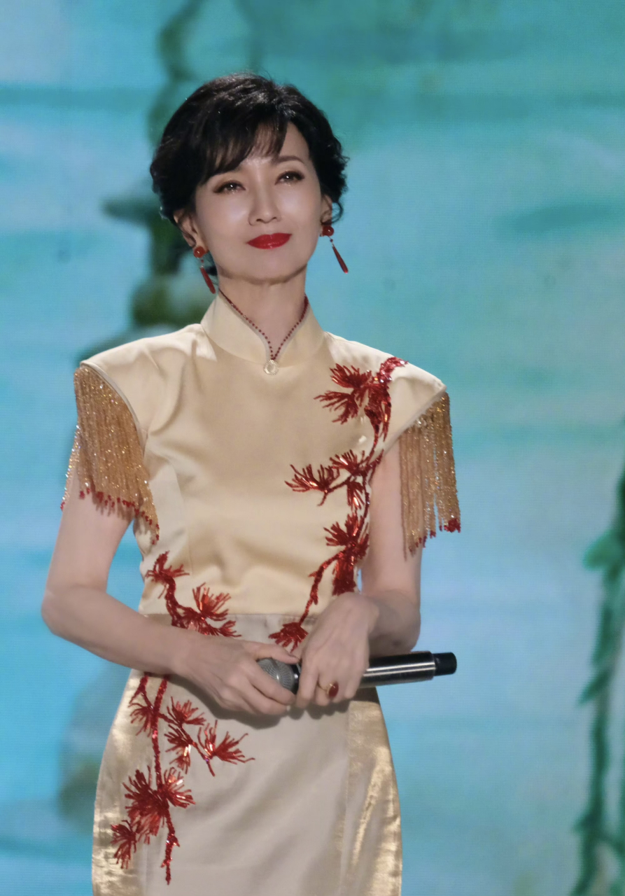 赵雅芝这个旗袍好漂亮,好适合她.