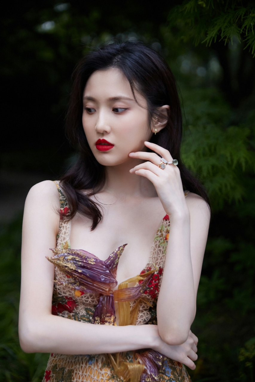 魅力全开,张慧雯吊带连衣裙时尚写真,性感妩媚与婀娜身姿交相辉映