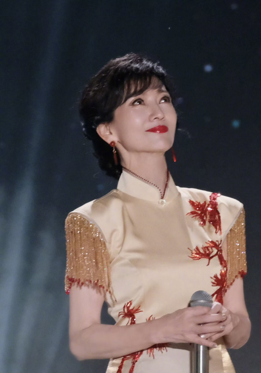 赵雅芝这个旗袍好漂亮,好适合她.