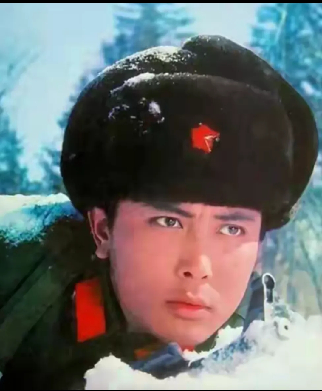 他相貌堂堂,气质儒雅,在80年代,他是一个非常走红的电影明星.