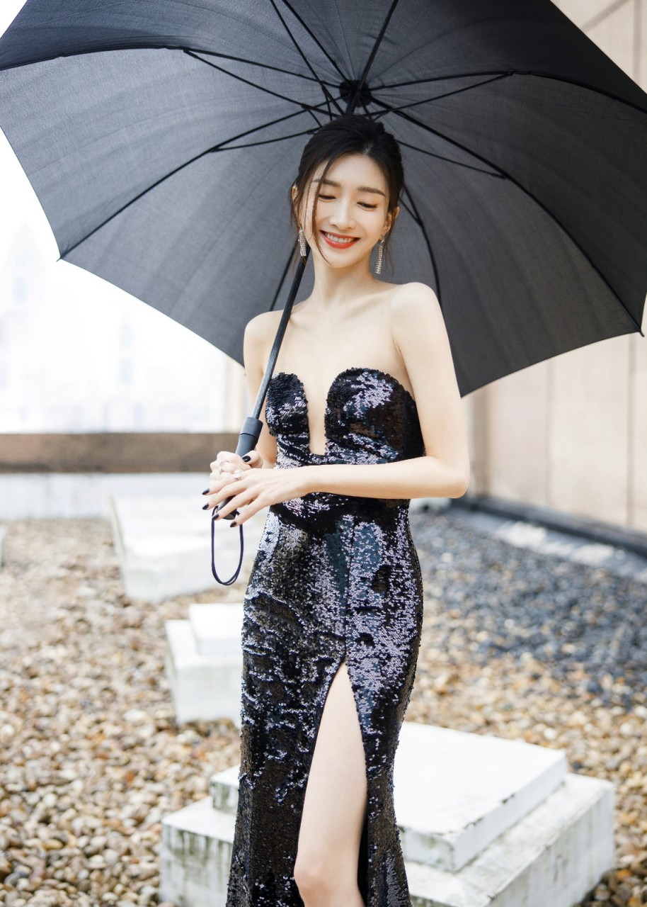 性感与优雅并存:江疏影黑裙外景写真,深v抹胸开叉尽显性感风情,魅力