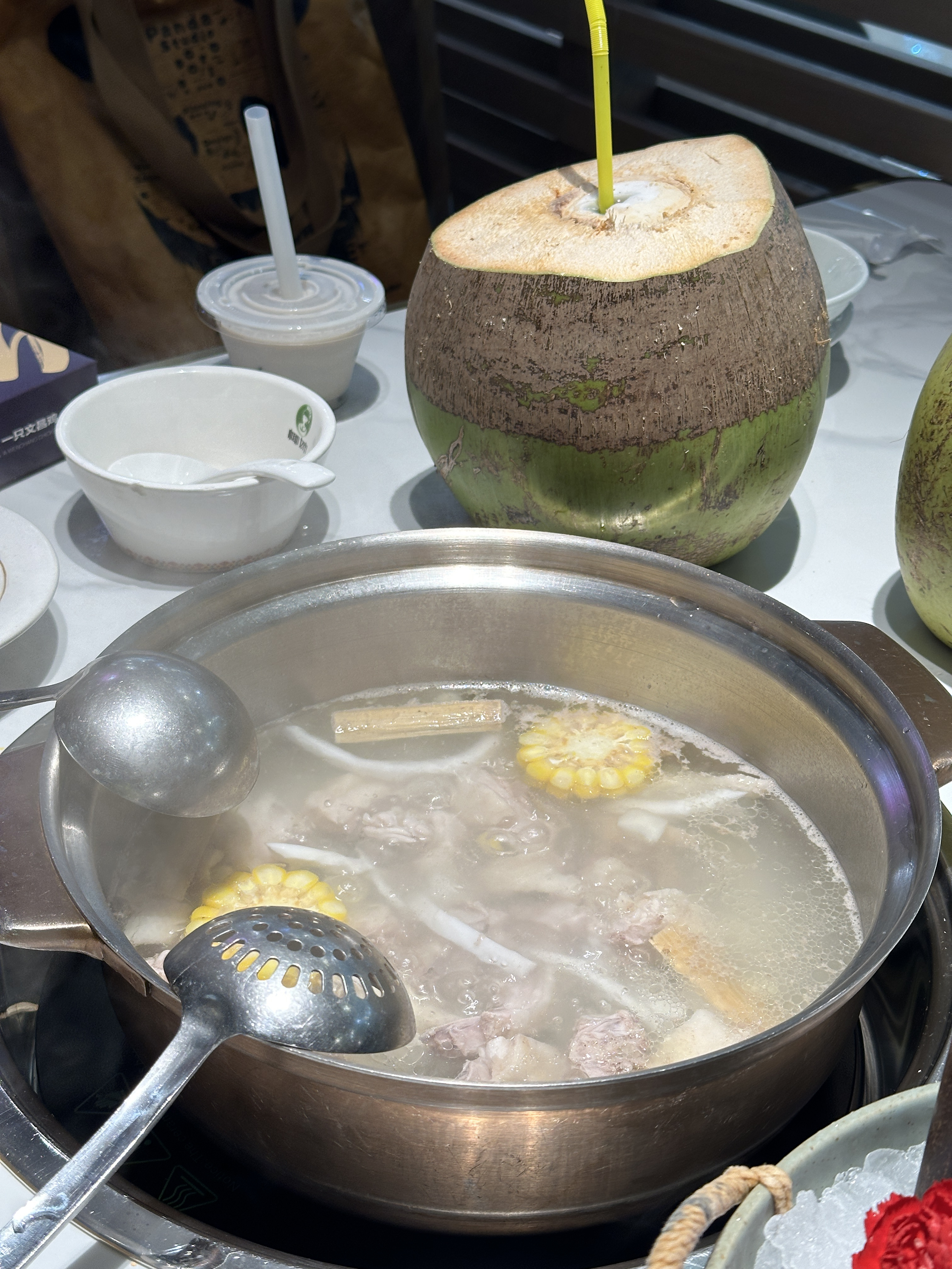 金牌美食盛宴 开在群光广场的一家椰子鸡洋溢着浓烈的夏日风情