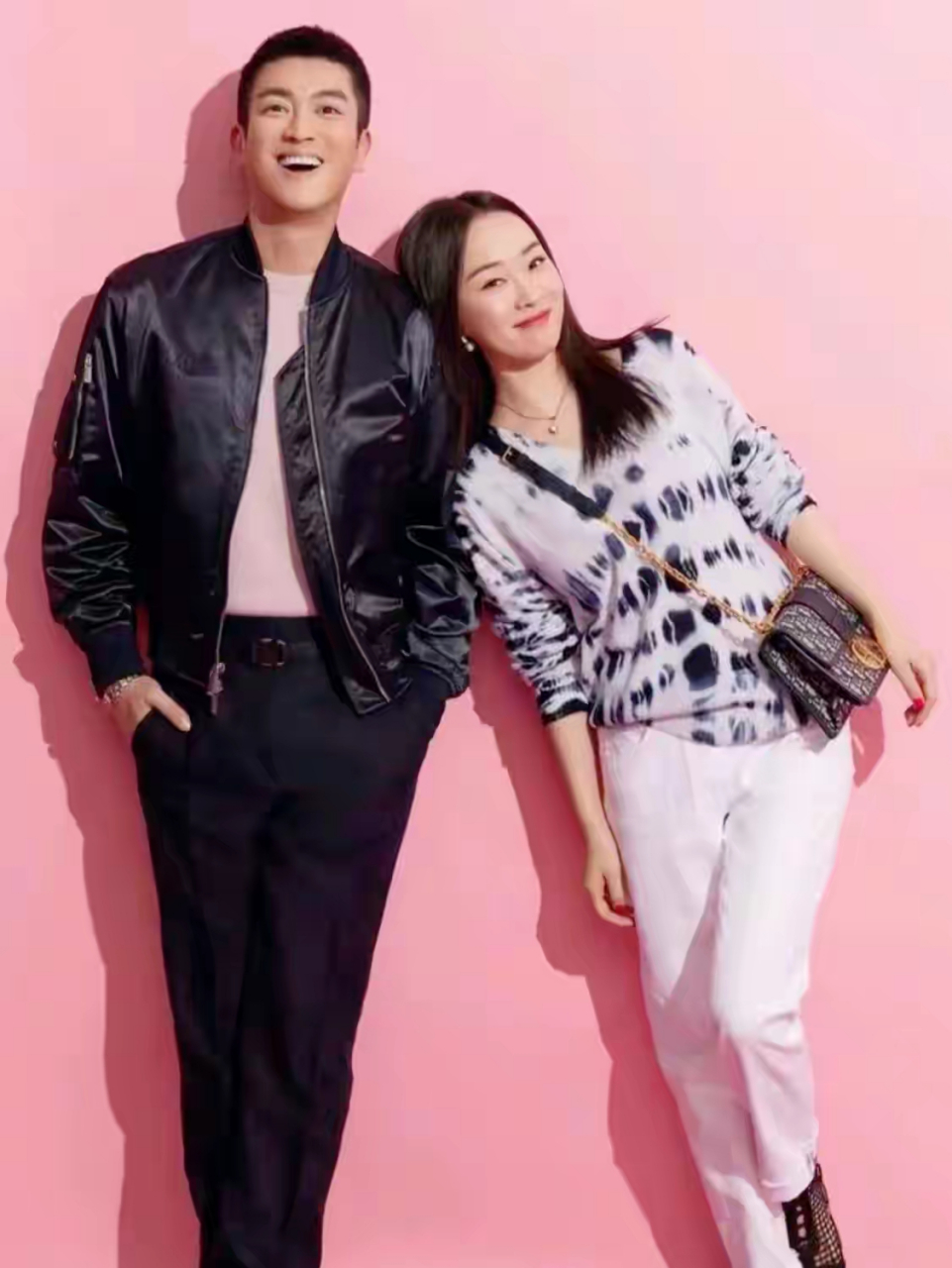 有媒体拍到杜江对霍思燕细心呵护,关怀备至.