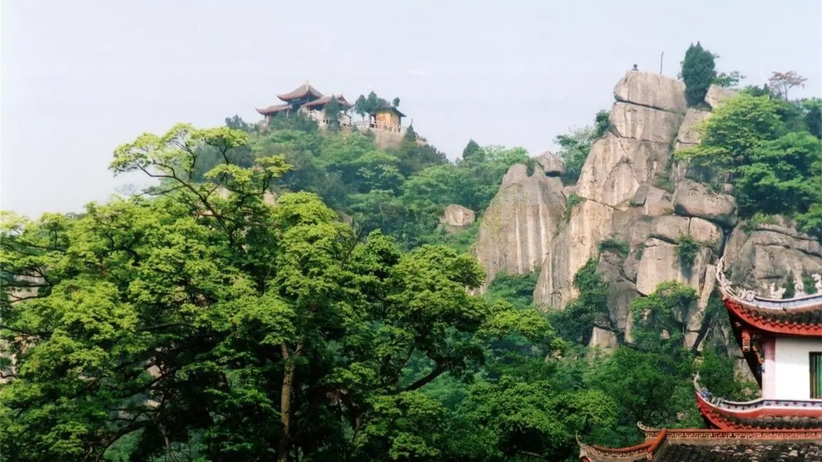 绵阳罗浮山,集溶洞观光和洞天漂流于一体,洞内乳石雄伟气势恢宏