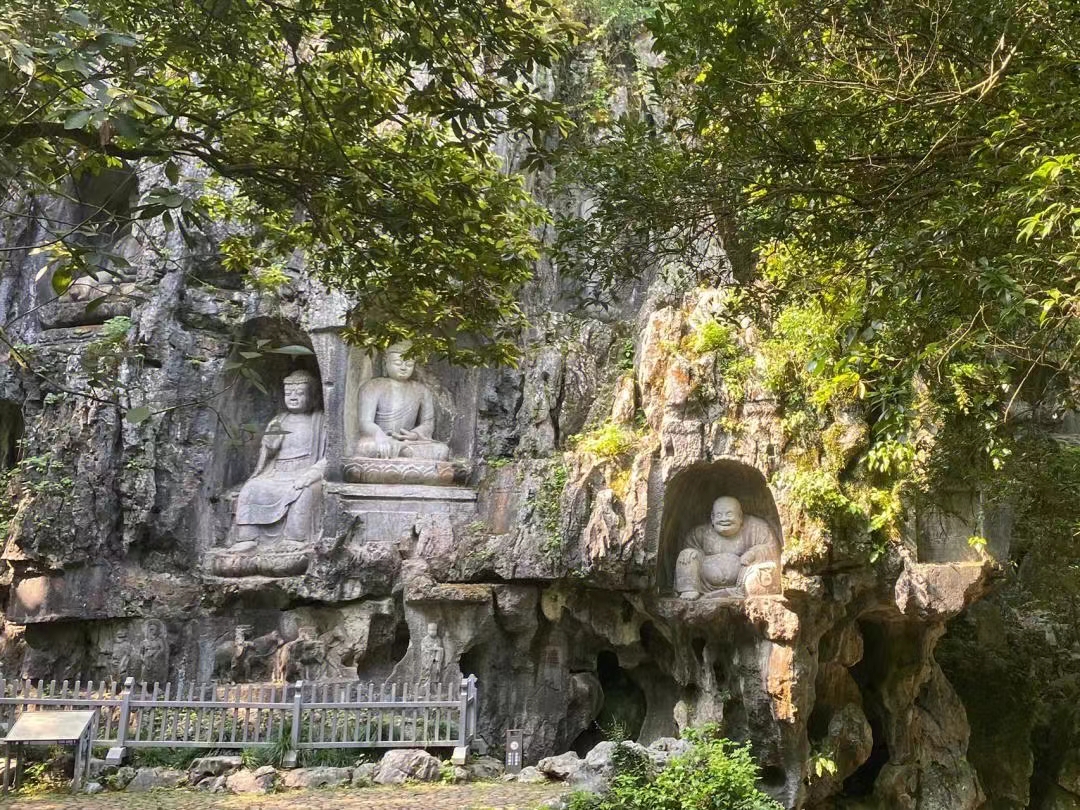 《五绝·访灵隐寺》门对浙江潮,瑞气入云霄