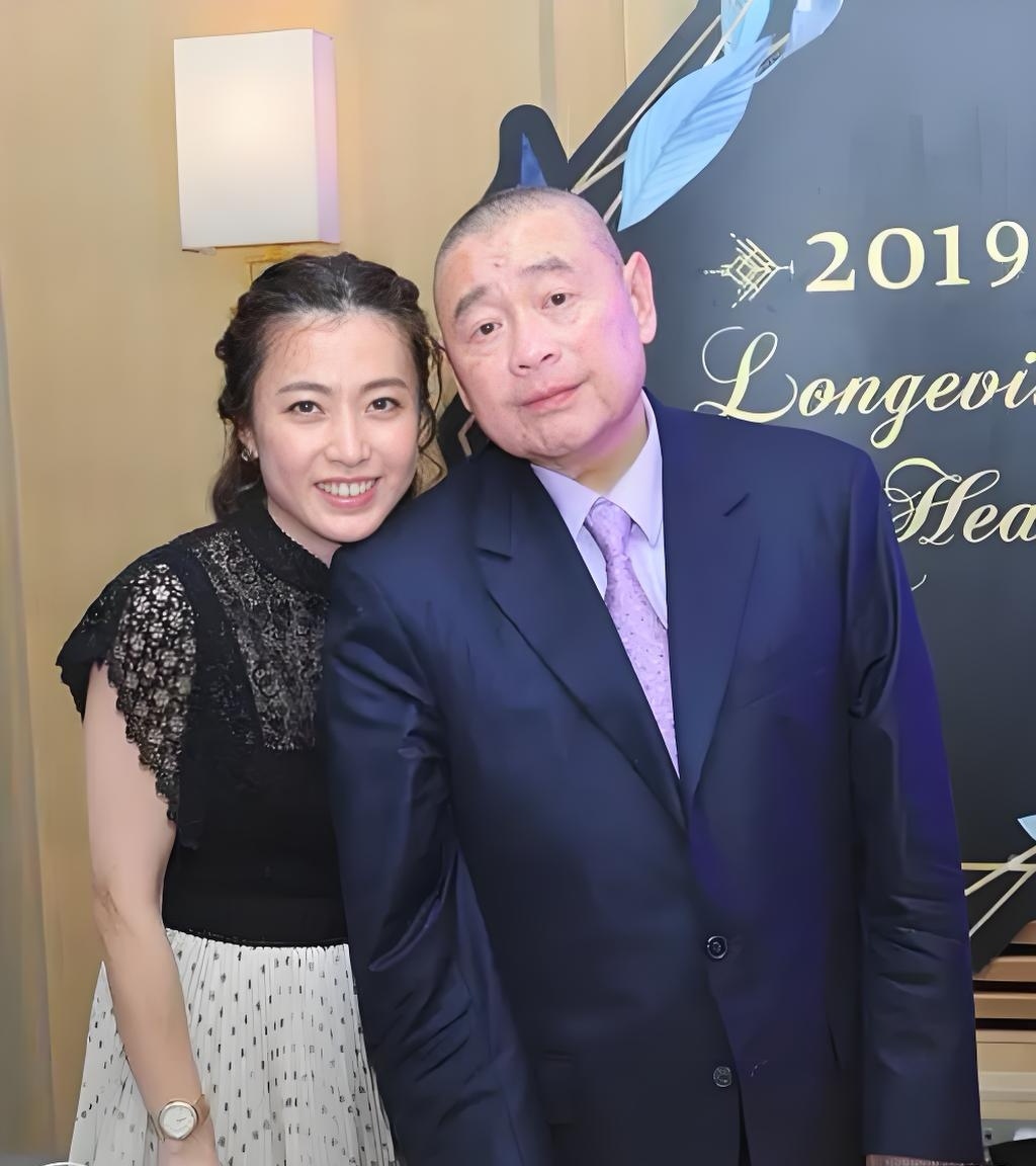 真想不到,身家1300亿的甘比竟然喜欢织毛线,还开了