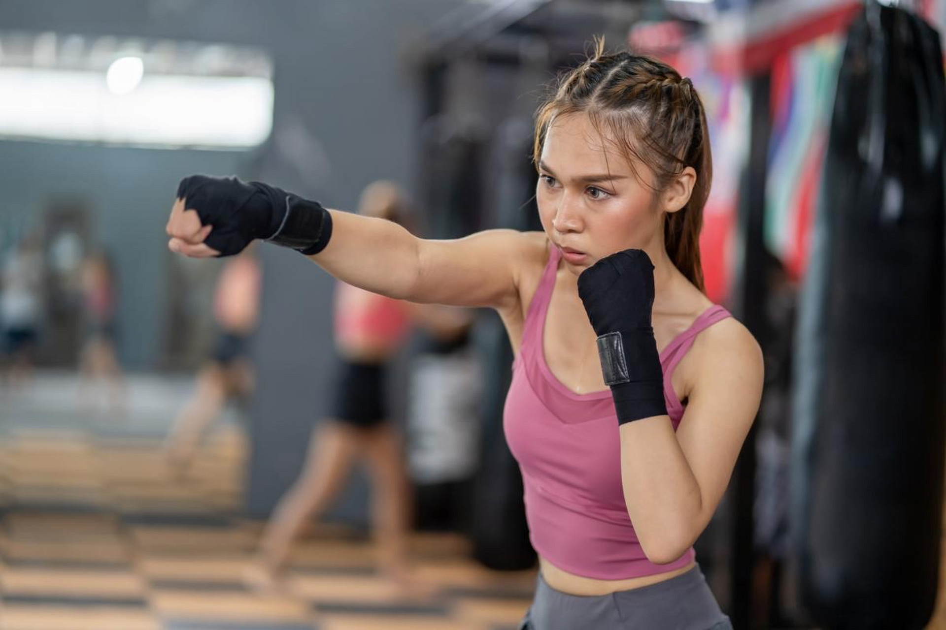 网友:女子可是拳击手,选错对象了