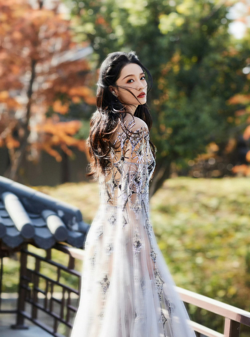 李沁,长发飘飘,长裙优雅,真美哦!