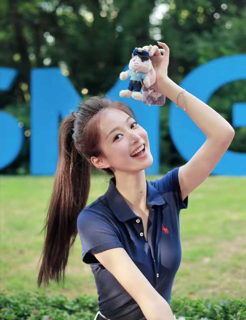 再次被冯琳惊艳到了,一袭灰蓝t恤搭百褶裙,扎高马尾,青春洋溢  冯琳晒