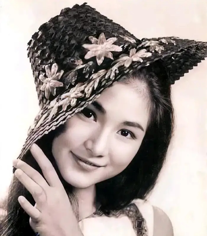 老照片:这位戴帽子的美女,颜值不输林青霞,眉清目秀,五官端正,一双会