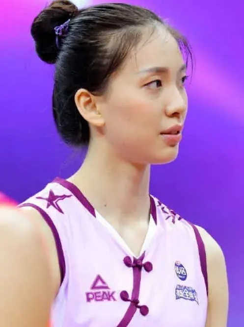 女排主力接应是龚翔宇,替补接应是郑益昕