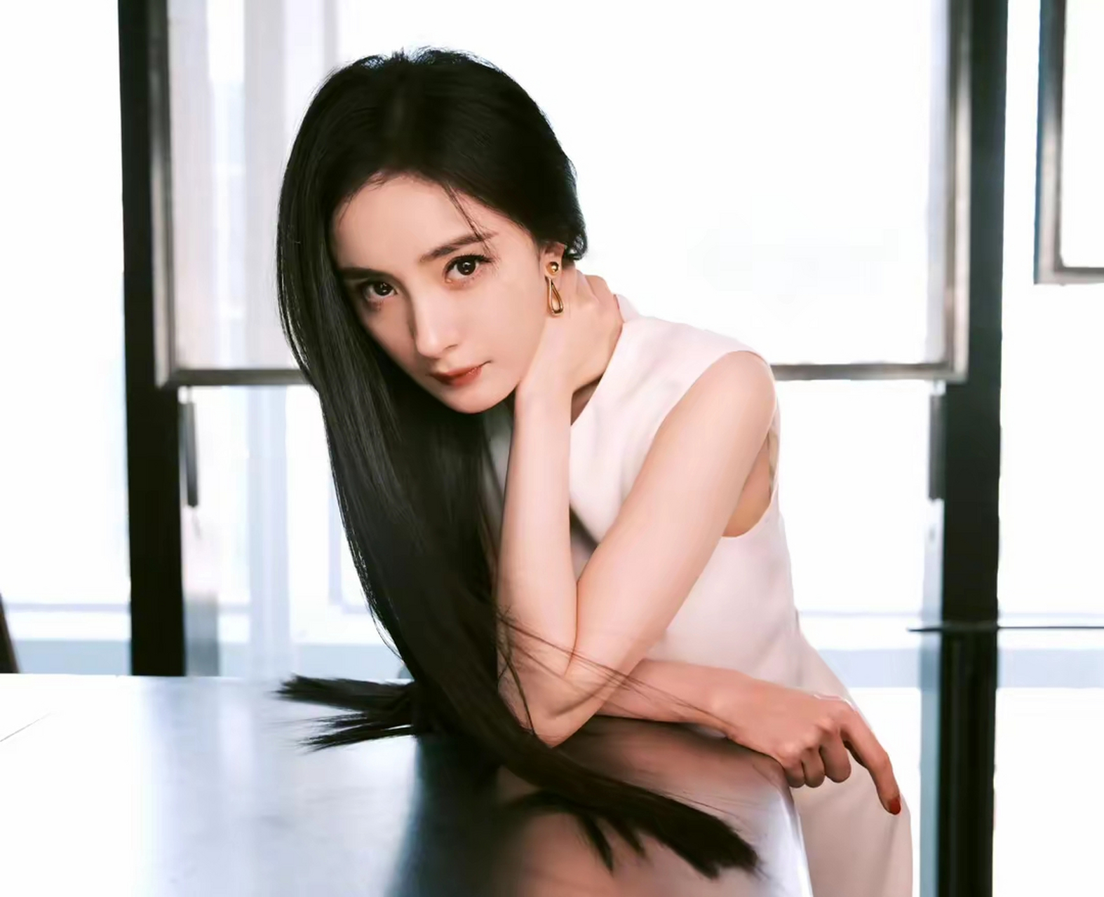 感觉黑长直是杨幂的统治区吧 ,这一身造型的幂姐,真的好温柔  不得不