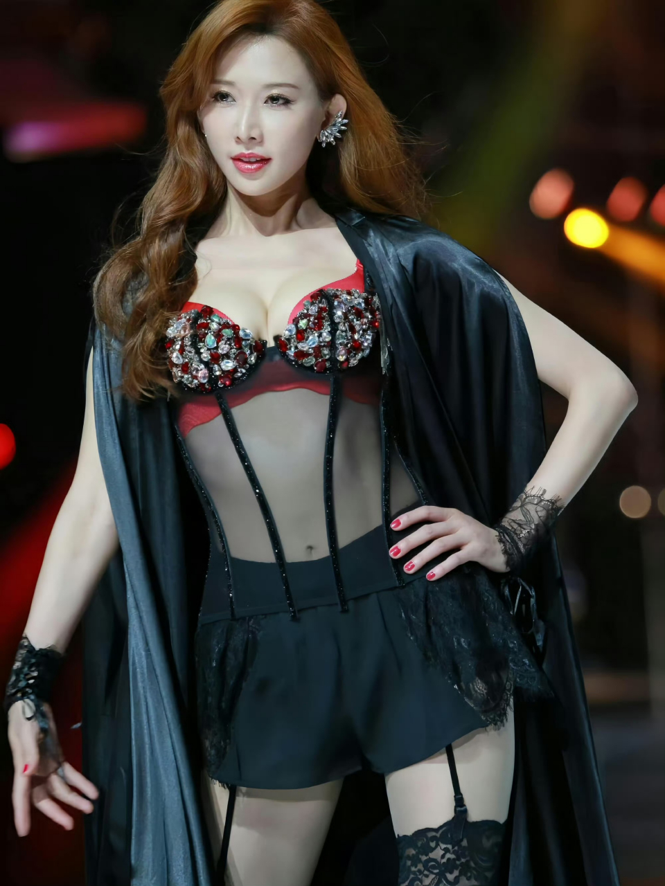 林志玲早期走秀,这个身材比例真的绝,作为女人我都被她迷倒了,难怪她