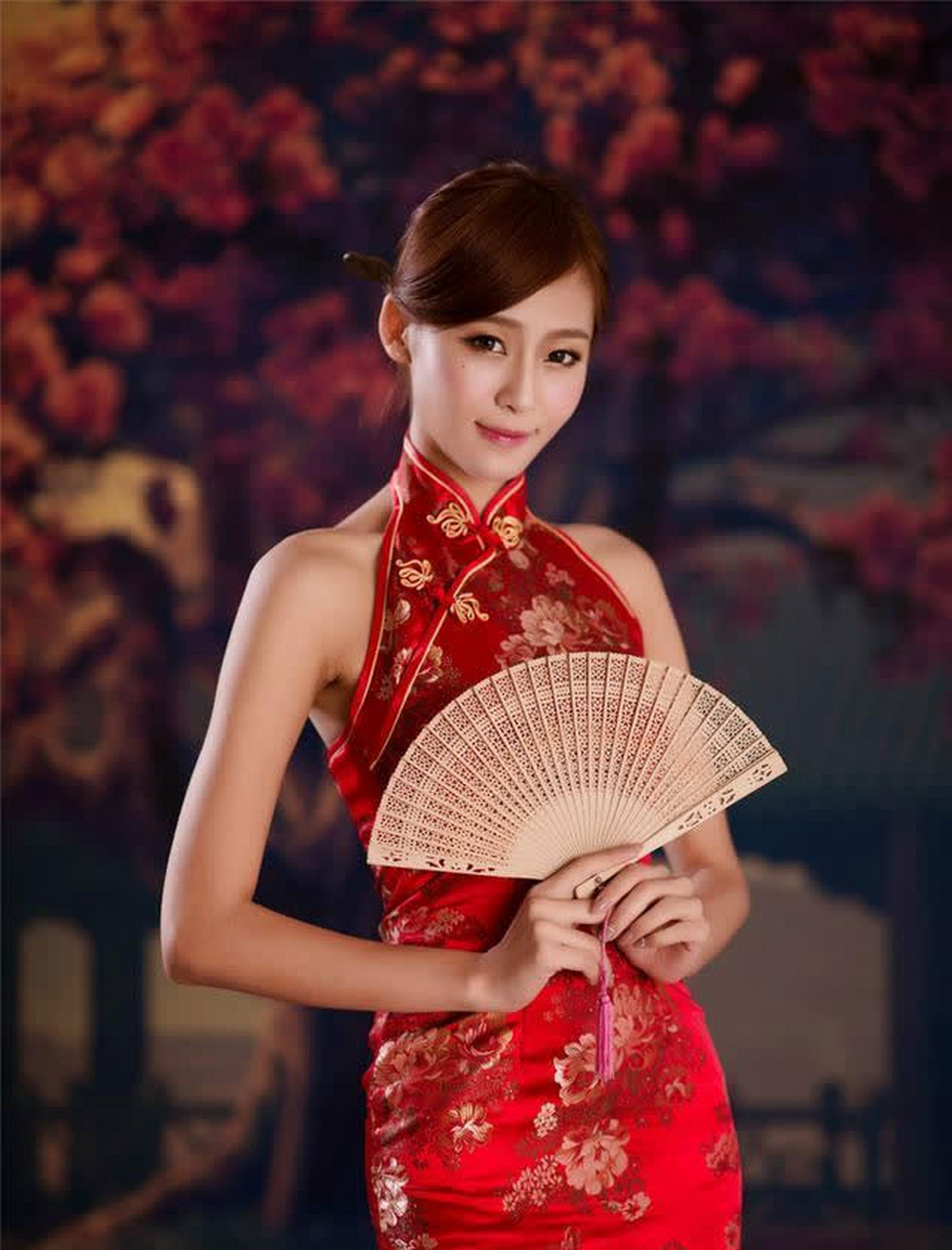 红色性感纸扇旗袍美人明艳夺目