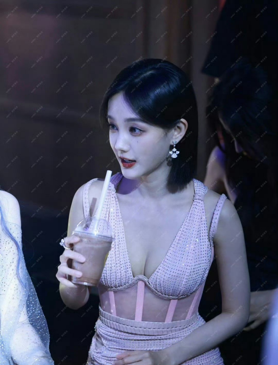李一桐绝美身材,绝美礼服,这套礼服完美凸显一桐的身材,大放性感,大