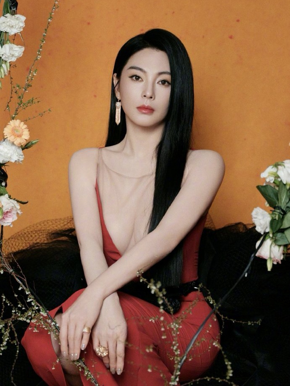 张雨绮,橙红色吊带深v裙,好身材凹凸有致!