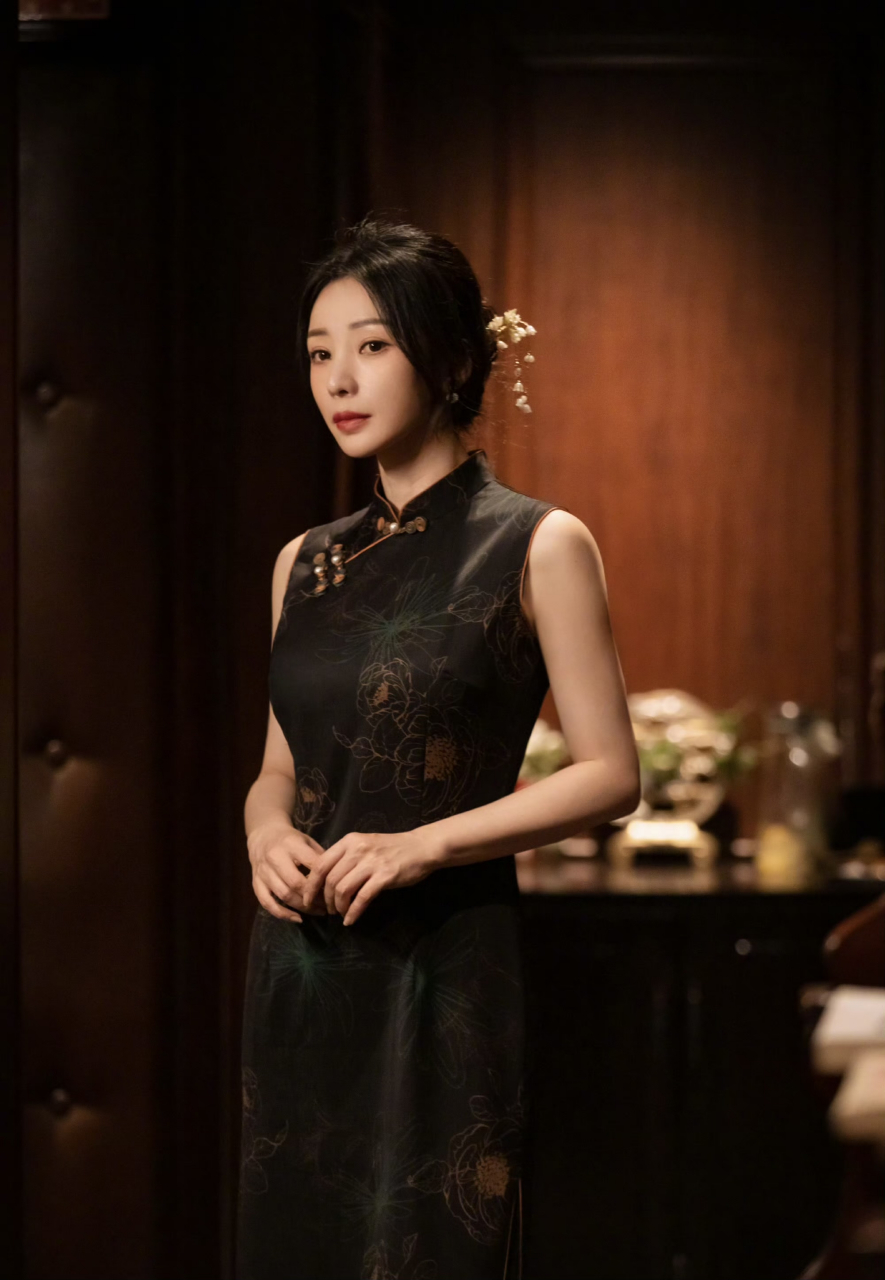 柳岩这个旗袍感觉没有腰身.