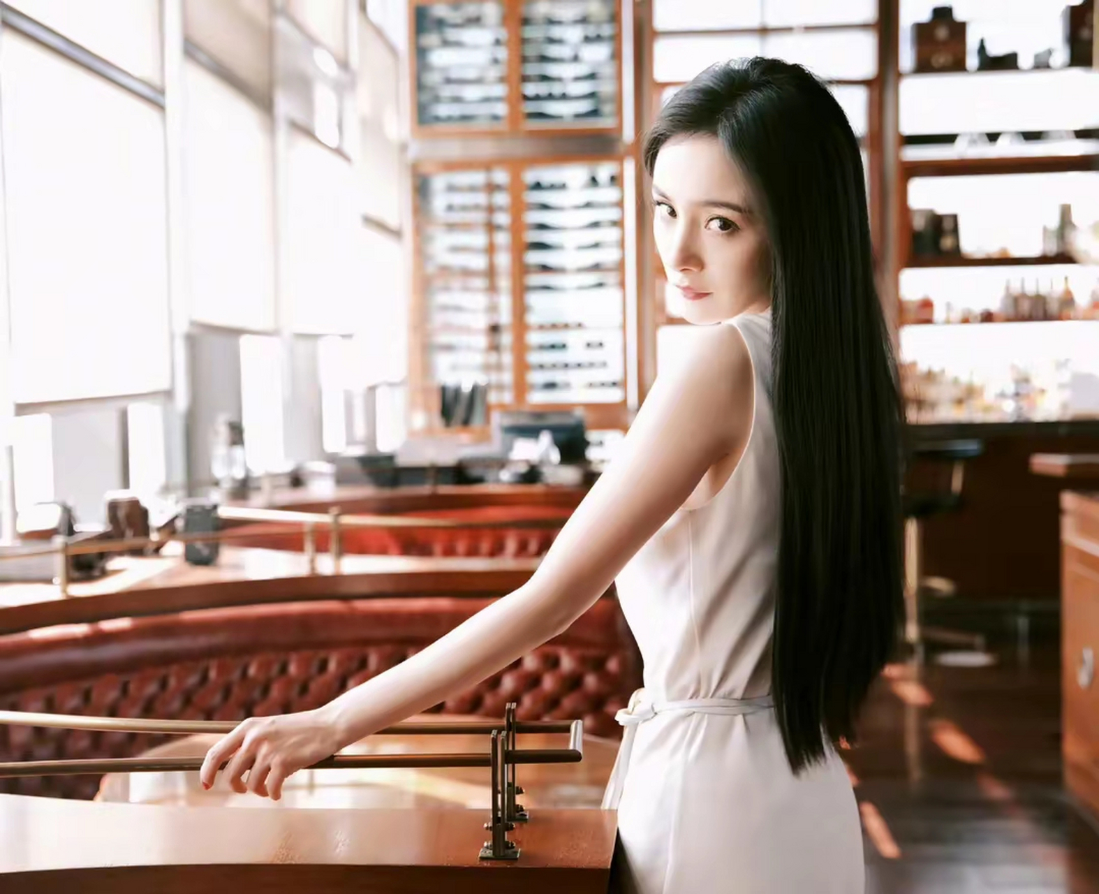 感觉黑长直是杨幂的统治区吧 ,这一身造型的幂姐,真的好温柔  不得不