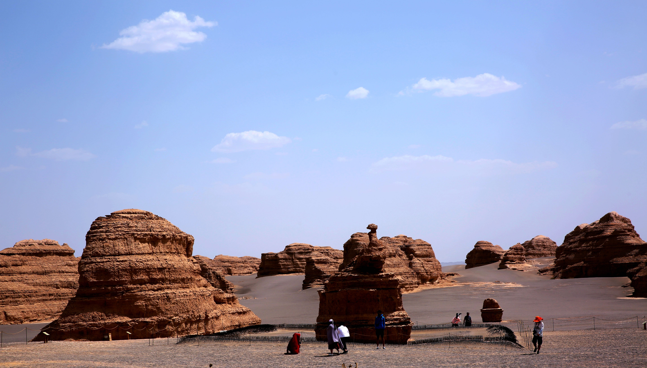 甘肃敦煌雅丹国家地质公园是我国最美的雅丹地貌之一,也被称为雅丹
