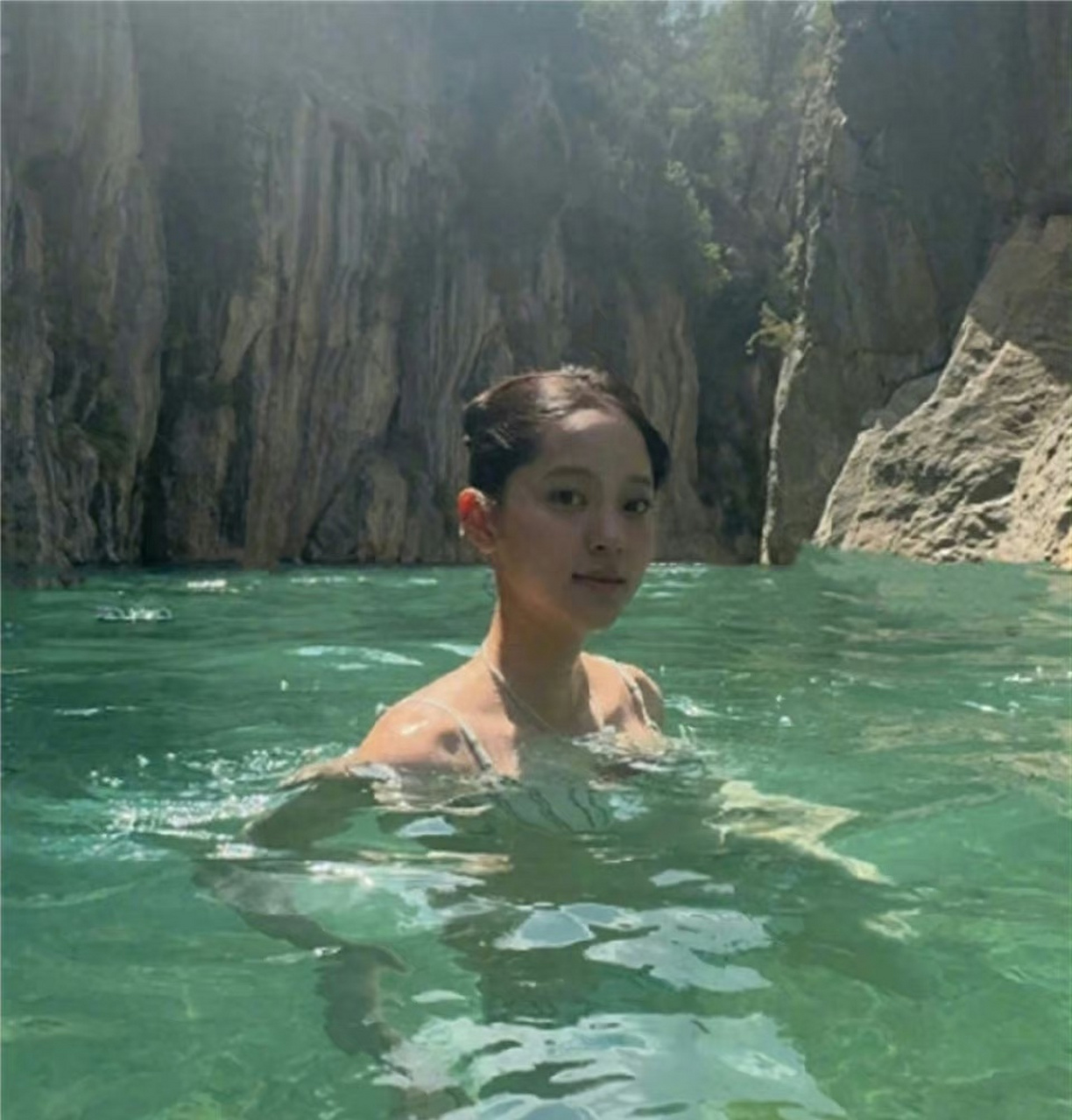 欧阳娜娜泳池倩影大公开,曼妙身姿尽显,腋下细节精致无瑕,美照惊艳