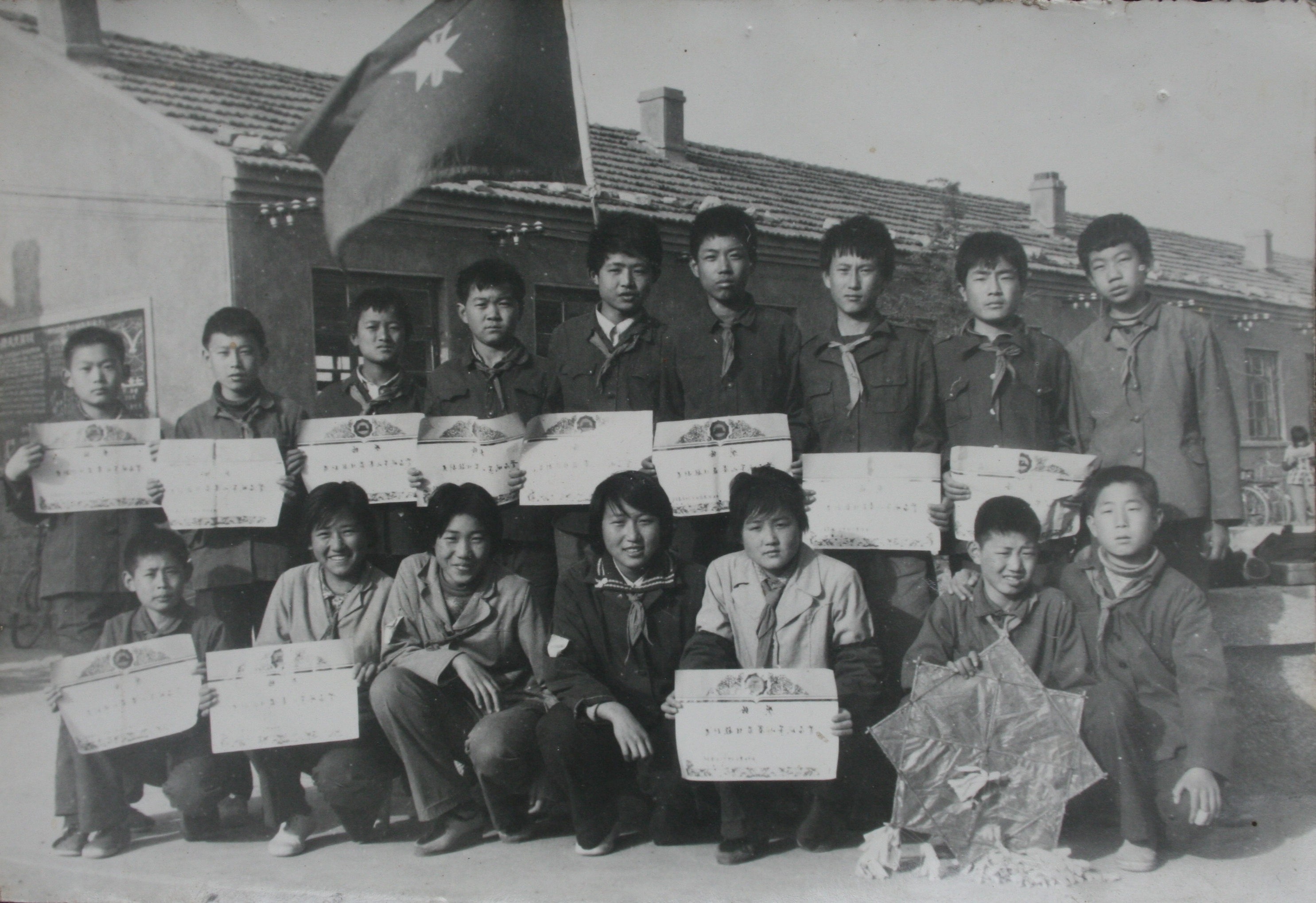 老照片:八十年代的年轻人精神很饱满,笑容挂在脸上很治愈