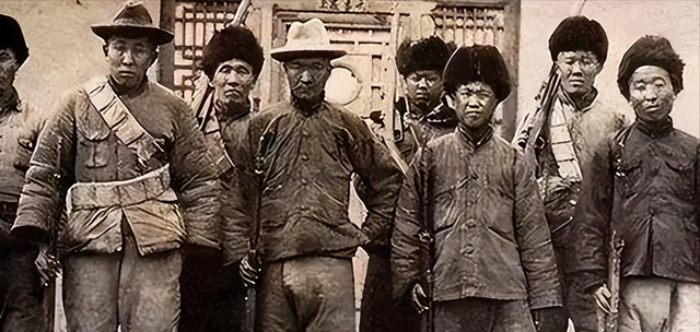 他是土匪的二当家,当年剿匪侥幸逃脱,几年后手拿步枪主动自首