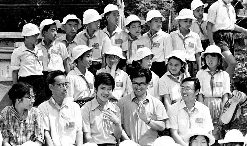 老照片:八十年代的年轻人精神很饱满,笑容挂在脸上很治愈