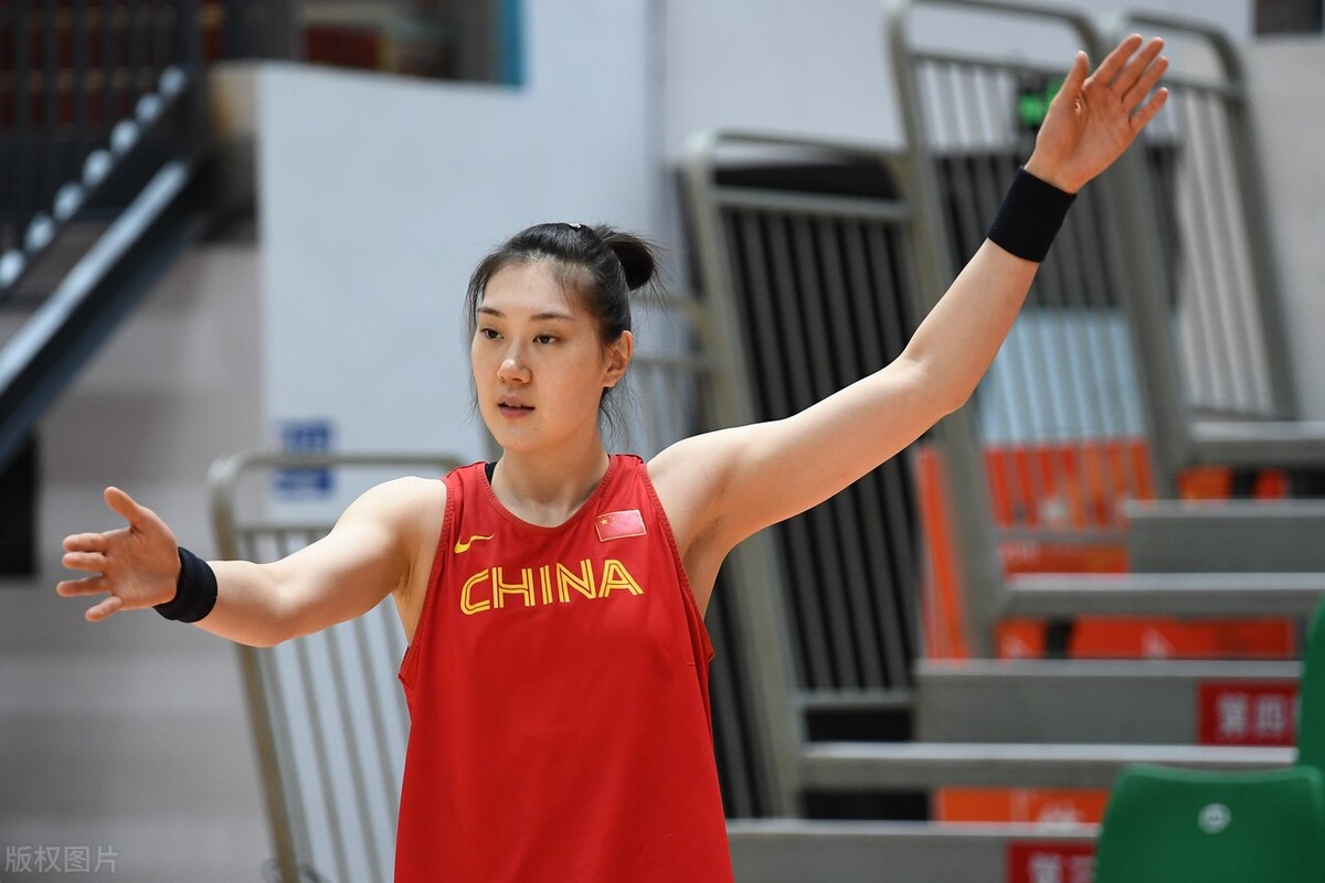 带上张子宇就是揠苗助长!球迷:那当初王治郅和易建联是咋回事