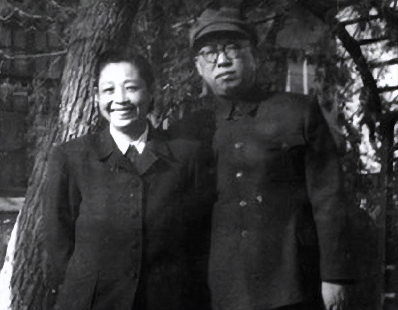 1949年,罗荣桓接前妻之女进京生活,林月琴大方送新皮袄给颜月娥