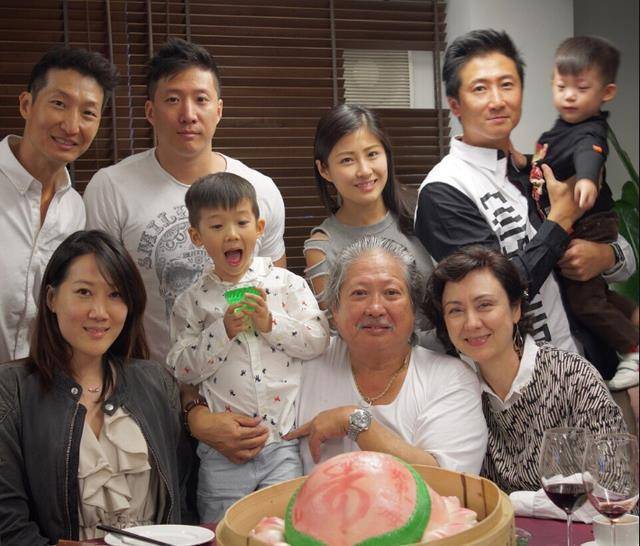 洪金宝48岁次子将结婚,小15岁女友是王大陆前任,父母欠债百万