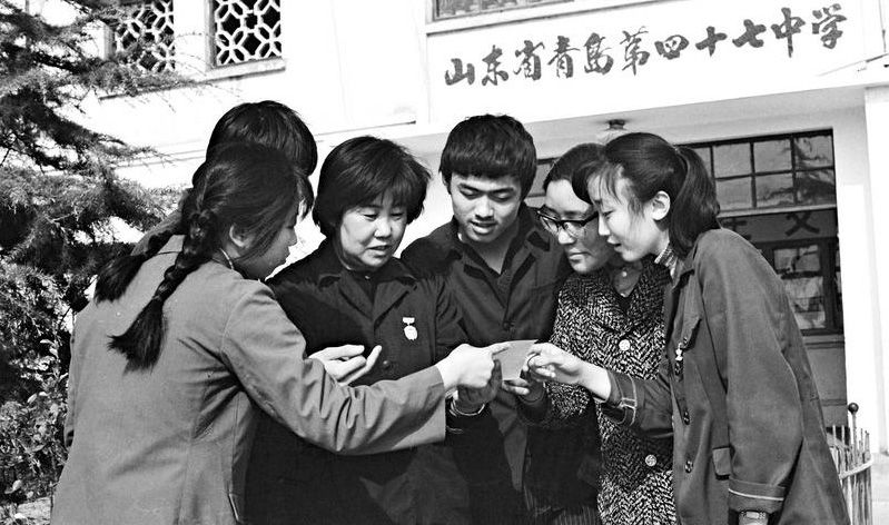 老照片:八十年代的年轻人精神很饱满,笑容挂在脸上很治愈