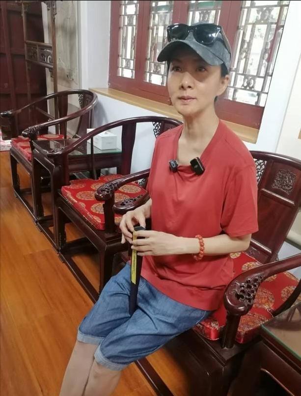 50岁演员谢兰定居美国,回国长相变化太大,脸部油腻并且不对称