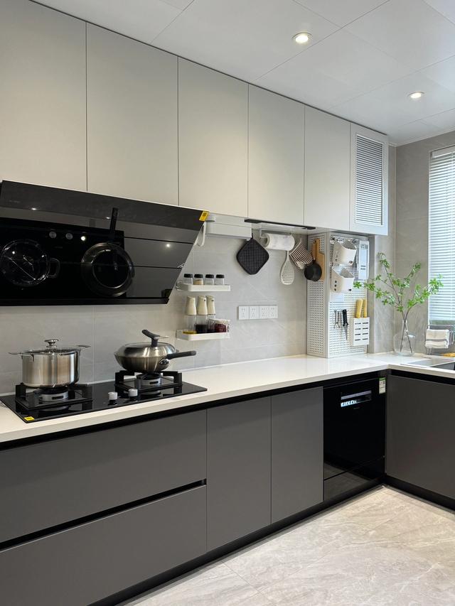 越来越多人厨房不装吊柜了,聪明人都这么装,美观收纳两不误