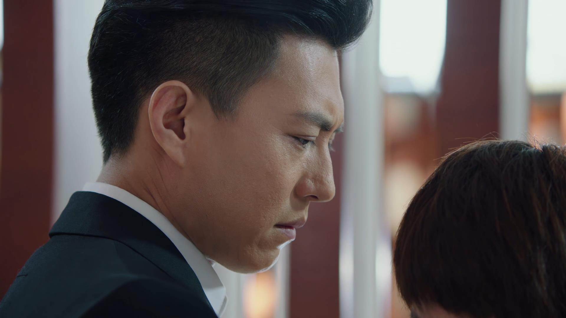 《我的后半生》贺涵送罗子君回家,看见门口站着一个女孩