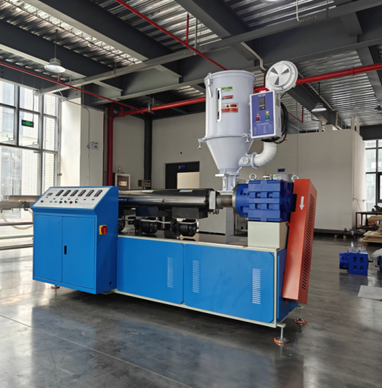 塑料吸管挤出机:高效稳定的生产利器  随着环保意识的普及和塑料替代