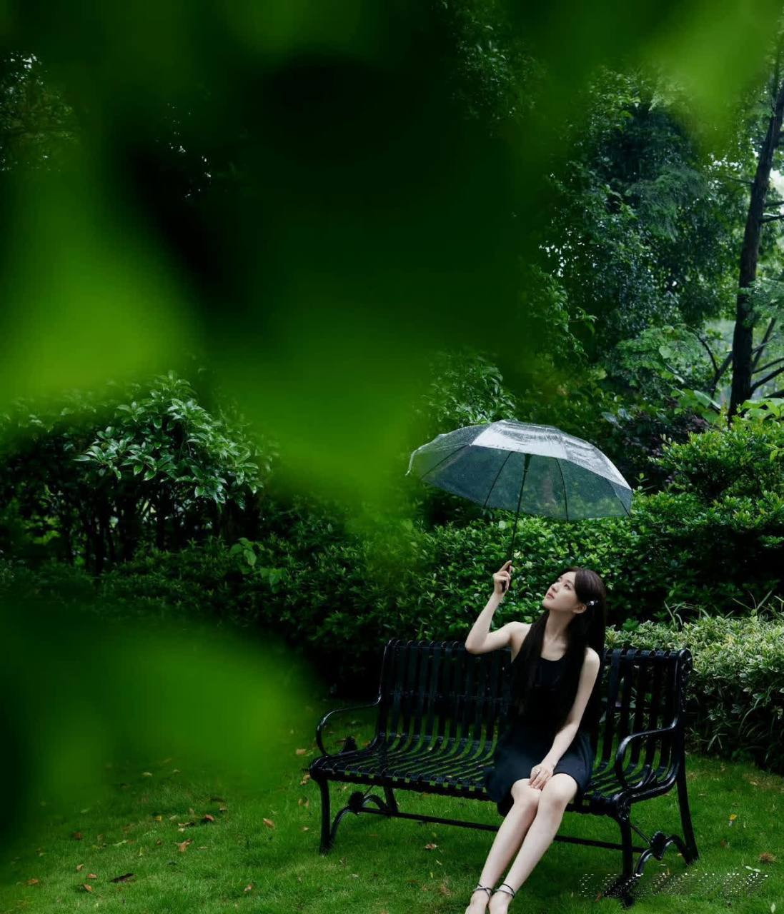 下雨撑伞的照片真实图片