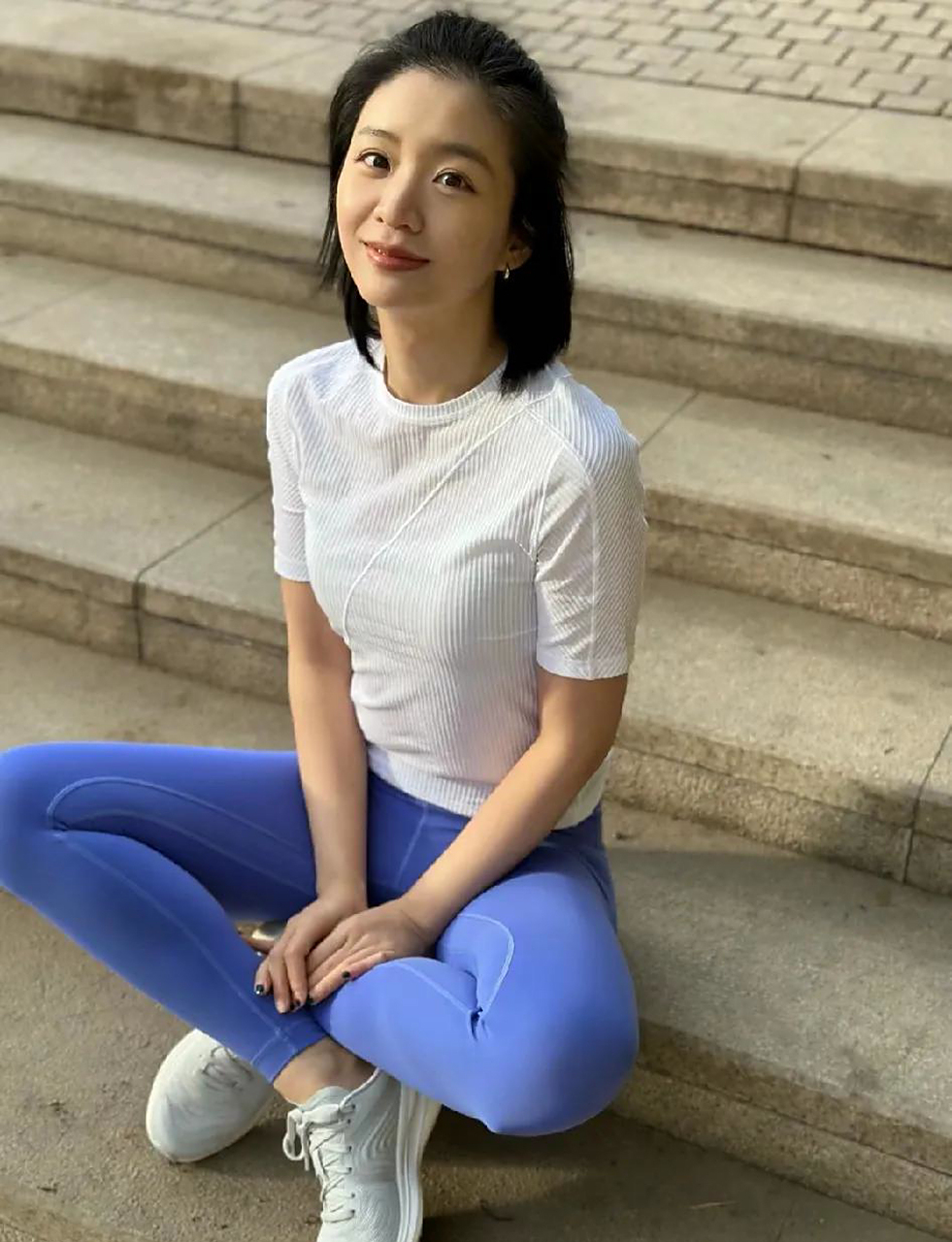 她俩真不是一个人,但我觉得太像了,一个叫李梦,一个叫彭豆豆,都是特别