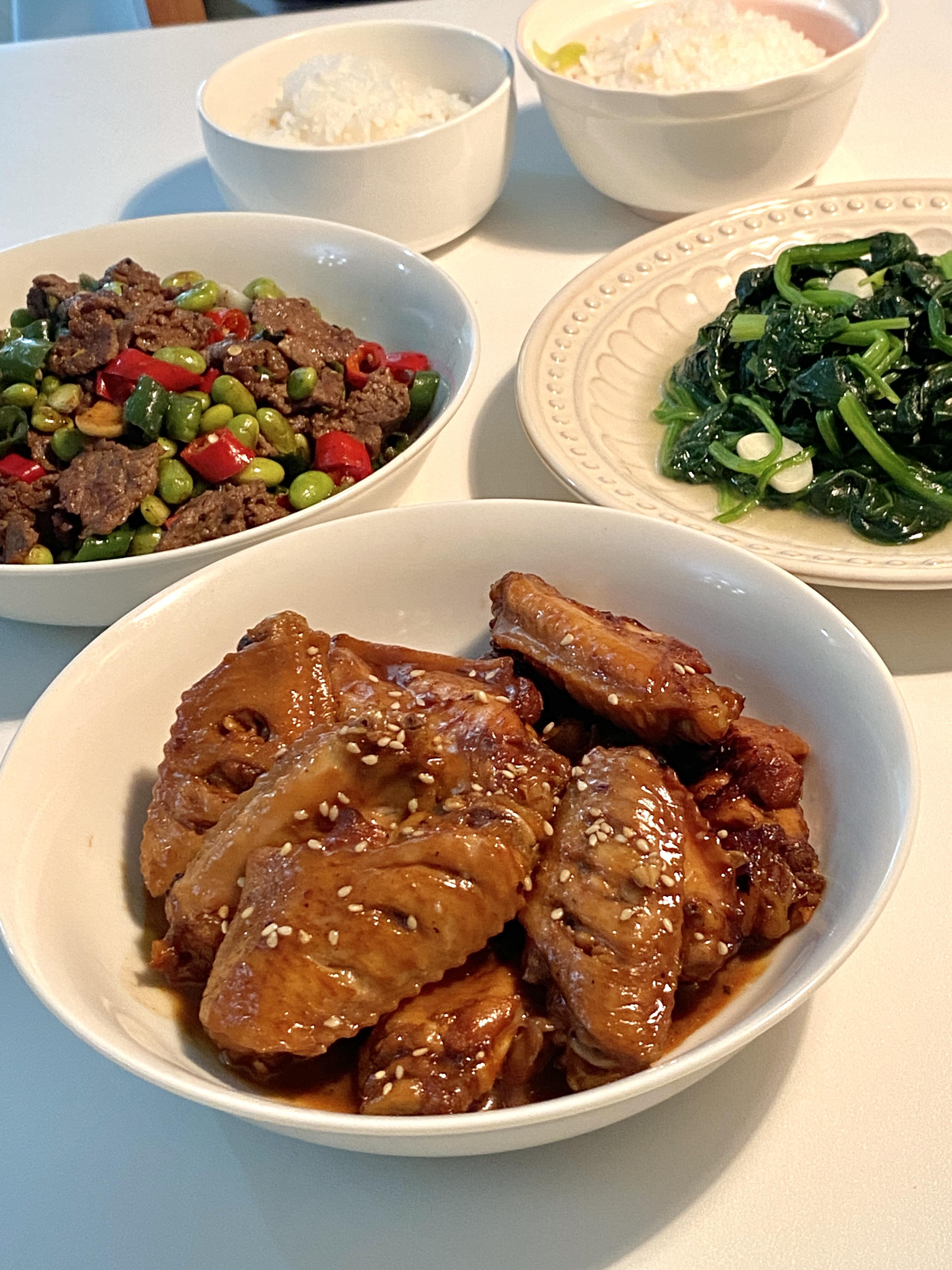 2虾仁火腿炒饭 蒸鸡 毛豆腊肠炒年糕 3香煎猪扒 葱爆牛肉 炝炒菜心 4