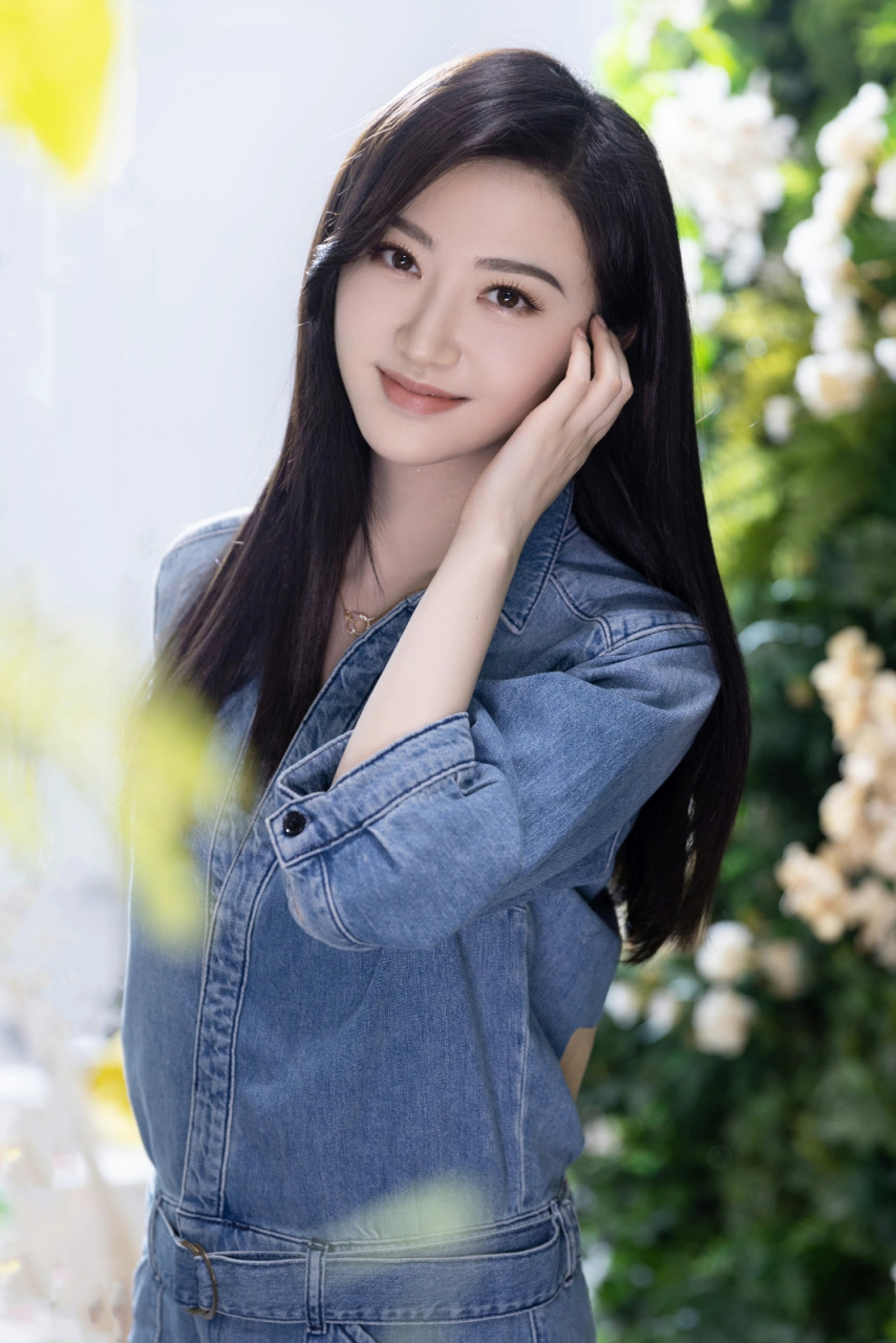 一抹清新绿,一抹青春蓝!景甜外景写真大赏