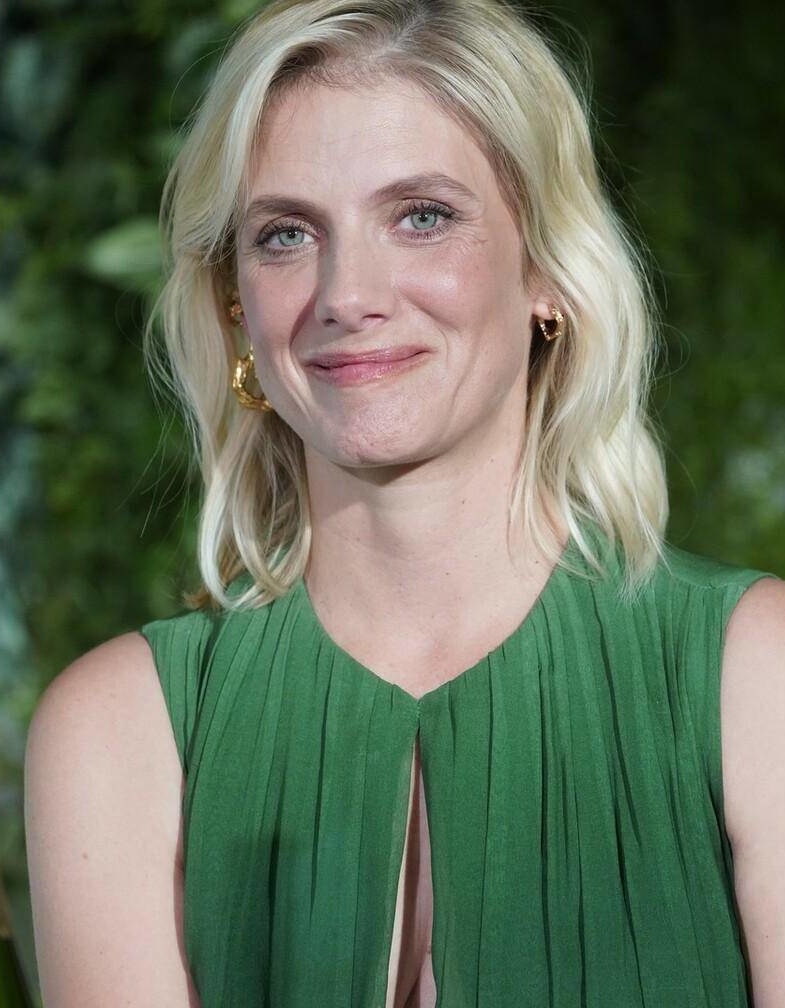 这谁能顶得住嘛!梅拉尼·罗兰,这身材是真的绝!