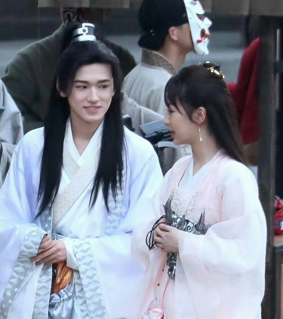 瞧宋亚轩偷看杨紫的眼神,真是忍不住多看几眼啊.#热点引擎计划