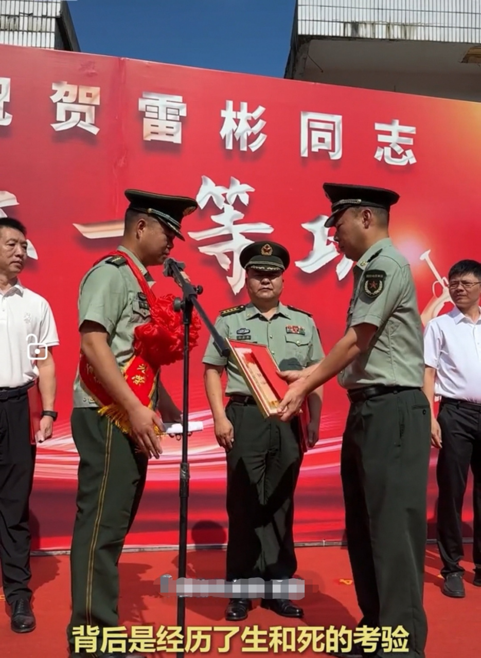7月24日,郴州永兴高亭司镇,"一等功臣之家"牌匾送到现役军人雷彬家中.