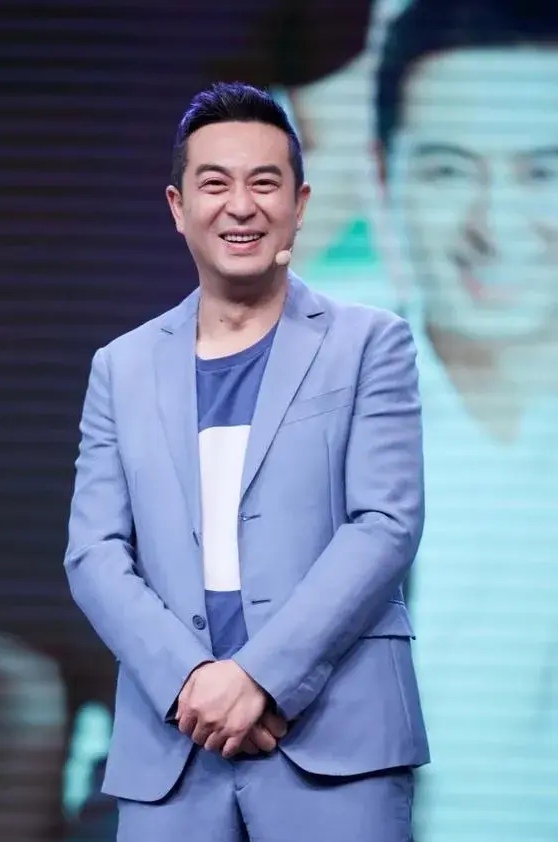 "然而张嘉译的回答却让她哭笑不得.